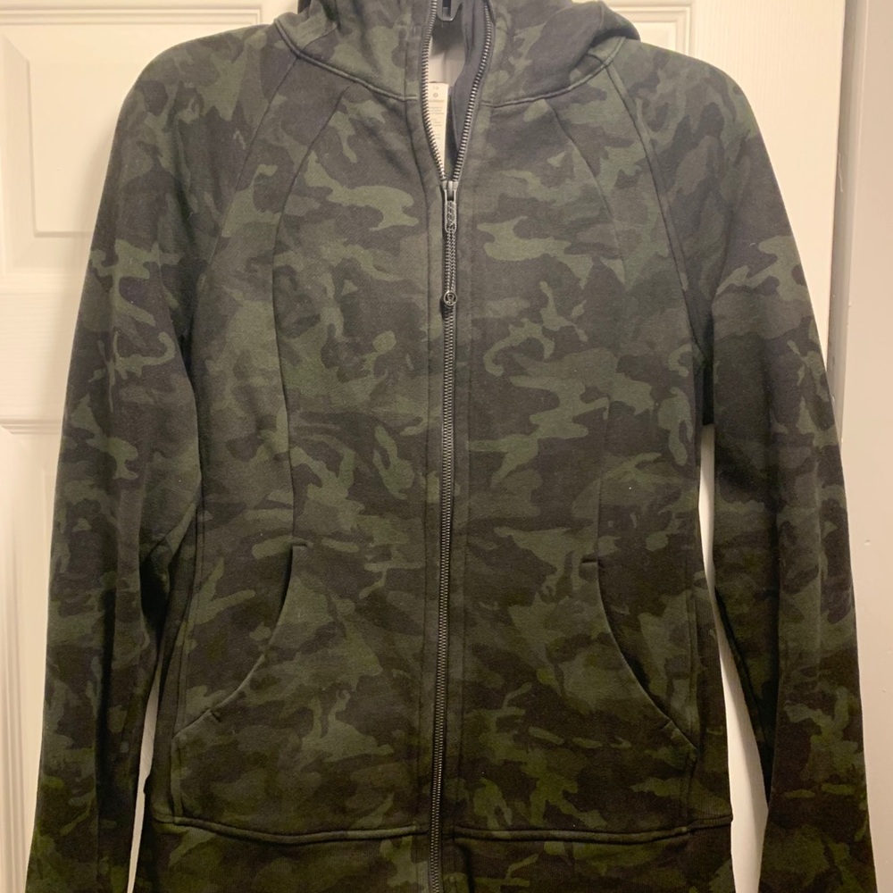 EUC Lululemon Camo Scuba Hoodie!! 🖤🤍✨